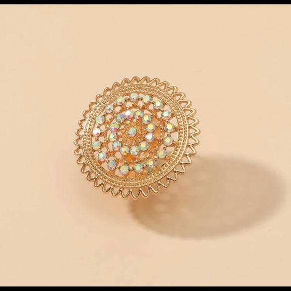 Super fun 🤩 oversized gold adjustable rhinestone ring! - Picture 2 of 4